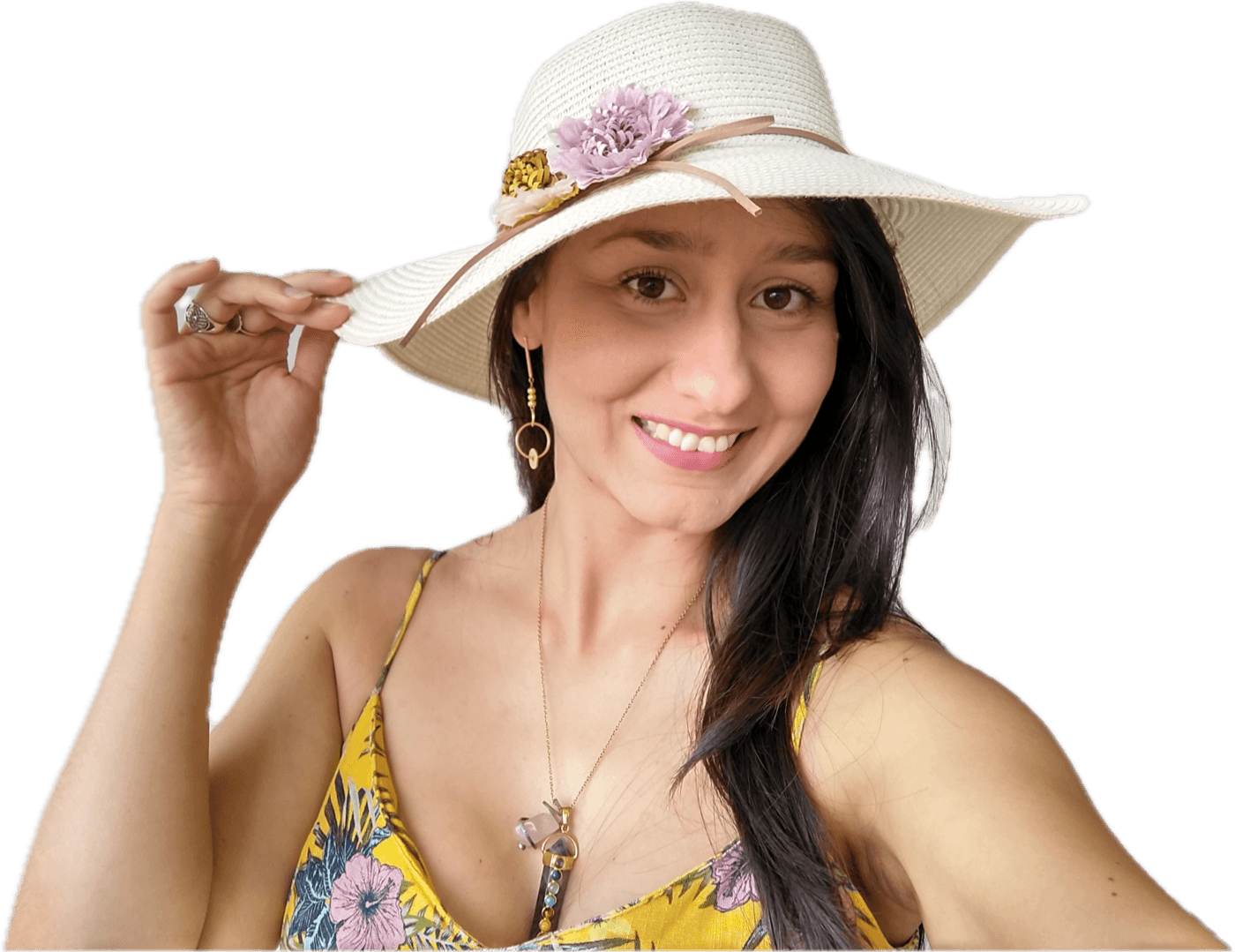 Nata Oro Gon sonriendo, con un sombrero de ala ancha y un colgante de cuarzo